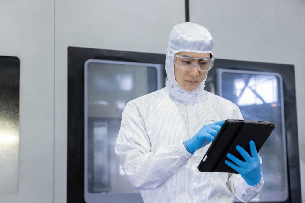 食品加工機械を取り扱う人のイメージ