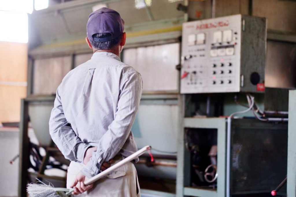 食品加工機械をみつめる工場長のイメージ